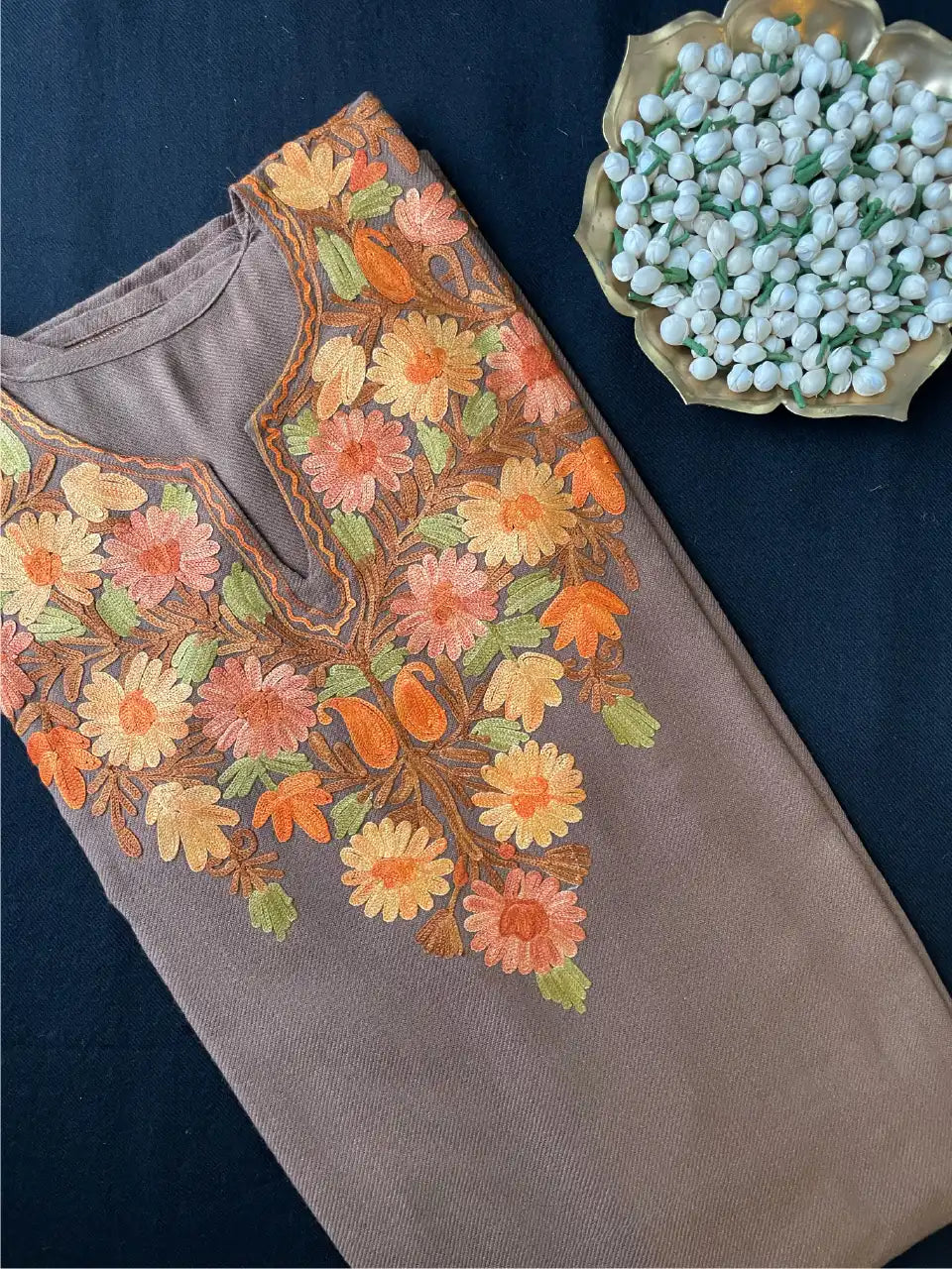 Kashmiri Pheran - Aarikari