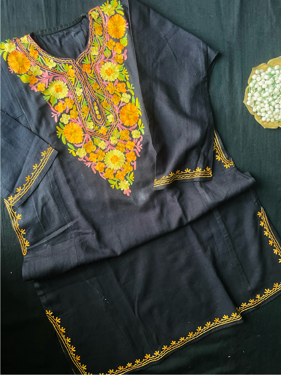 Kashmiri Pheran - Aarikari