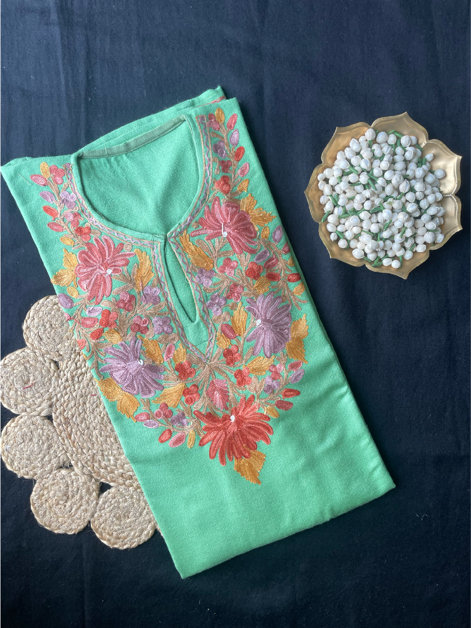 Kashmiri Pheran - Aarikari