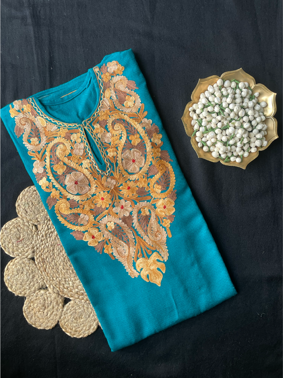 Kashmiri Pheran - Aarikari