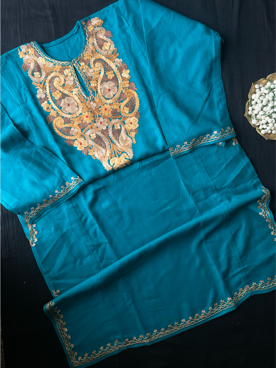 Kashmiri Pheran - Aarikari