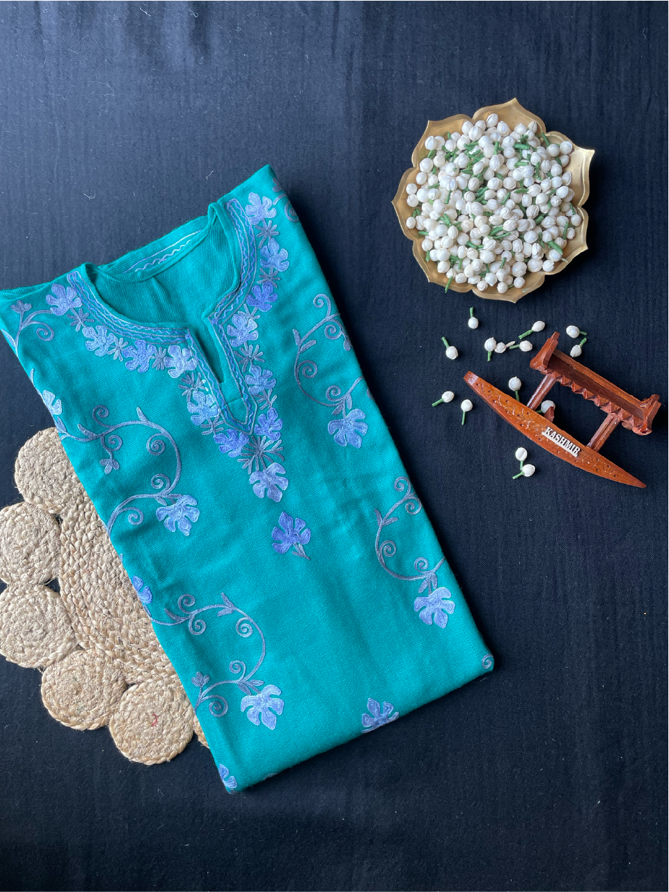 Kashmiri Pheran - Aarikari