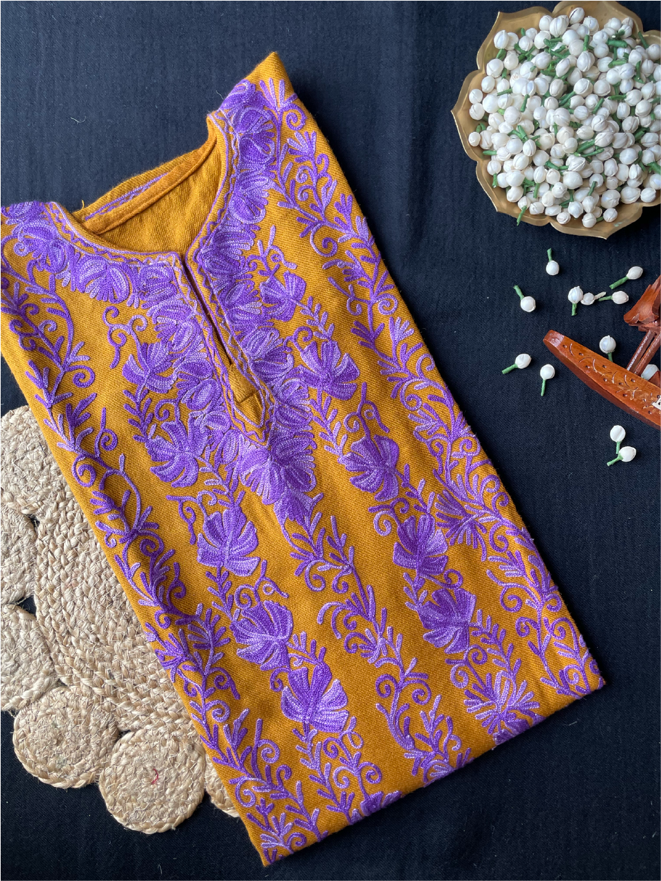 Kashmiri Pheran - Aarikari